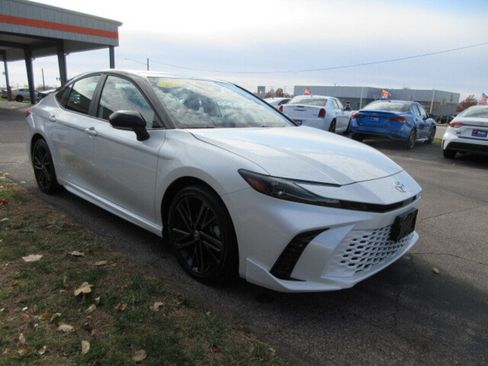 Used 2025 Toyota Camry XSE image 9