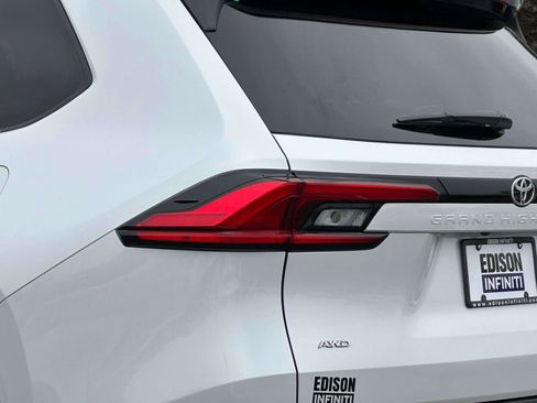 Used 2024 Toyota Grand Highlander AWD image 8