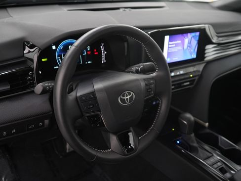 Used 2025 Toyota Camry SE image 18