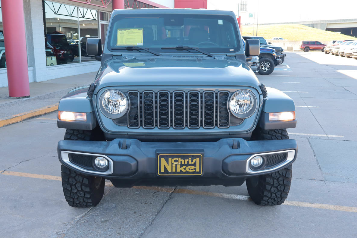 Used 2025 Jeep Gladiator Mojave AWD/4WD image 3