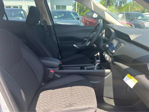 Used 2024 Nissan Kicks SV FWD image 6