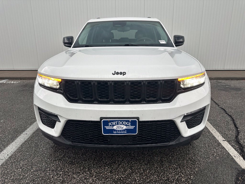 Used 2023 Jeep Grand Cherokee Limited w/ Black Appearance Package AWD/4WD image 11
