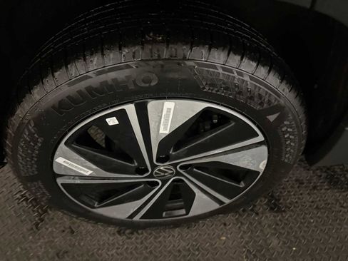 Certified 2025 Volkswagen Taos SE w/ Panoramic Sunroof Package image 13