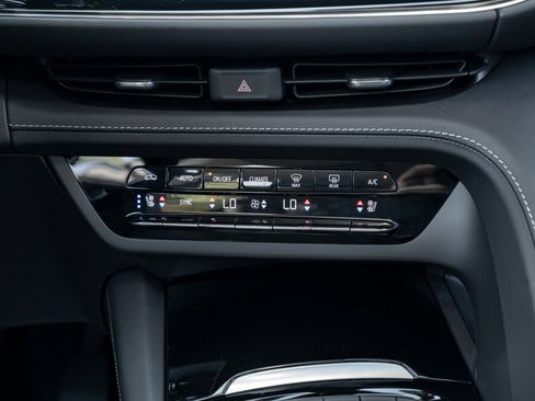 Used 2023 Buick Envision Avenir image 36