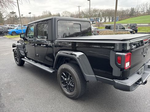 Used 2022 Jeep Gladiator Sport image 6