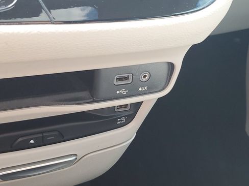 Used 2019 Chrysler Pacifica Limited w/ Tire & Wheel Group FWD image 30