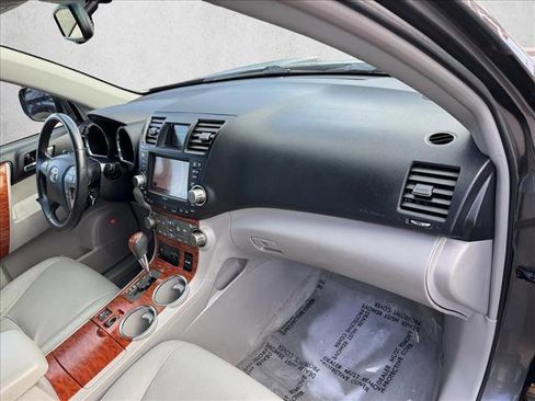 Used 2010 Toyota Highlander Limited image 19
