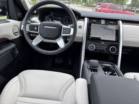 Used 2024 Land Rover Discovery S AWD/4WD image 17
