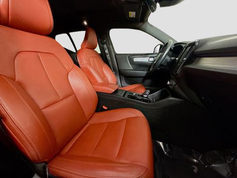 Used 2019 Volvo XC40 T4 Momentum image 29