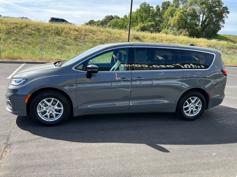 Used 2025 Chrysler Pacifica Select FWD image 7