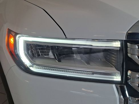 Certified 2023 GMC Acadia SLE w/ Driver Convenience Package image 9