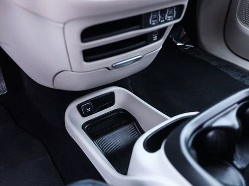 Used 2022 Chrysler Pacifica Touring-L w/ Uconnect Theater Family Group FWD image 33