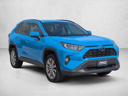 Used 2021 Toyota RAV4 XLE Premium FWD image 3