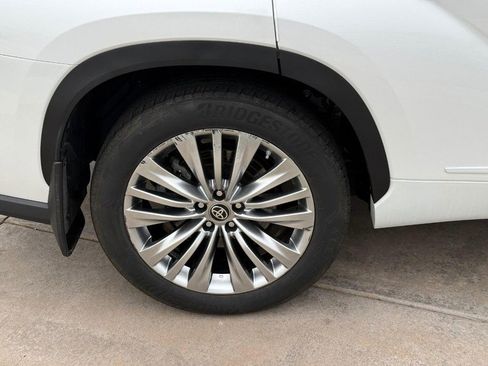 Used 2024 Toyota Highlander Platinum image 6