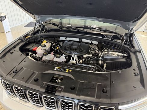 Used 2022 Jeep Grand Cherokee Summit w/ Luxury Tech Group V AWD/4WD image 11