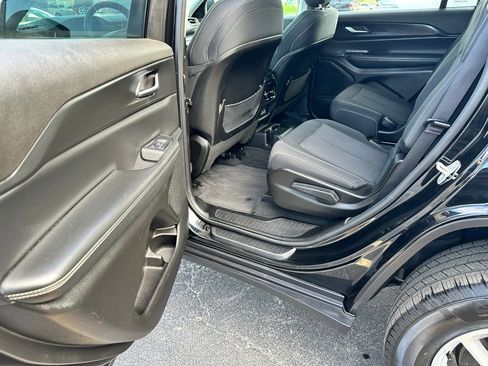 Used 2023 Jeep Grand Cherokee L Laredo image 13