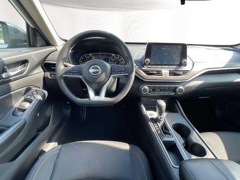 Used 2025 Nissan Altima 2.5 SV FWD image 11