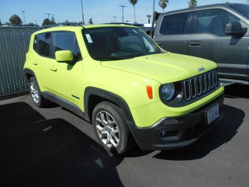 Used 2018 Jeep Renegade Latitude w/ Popular Equipment Group FWD image 1