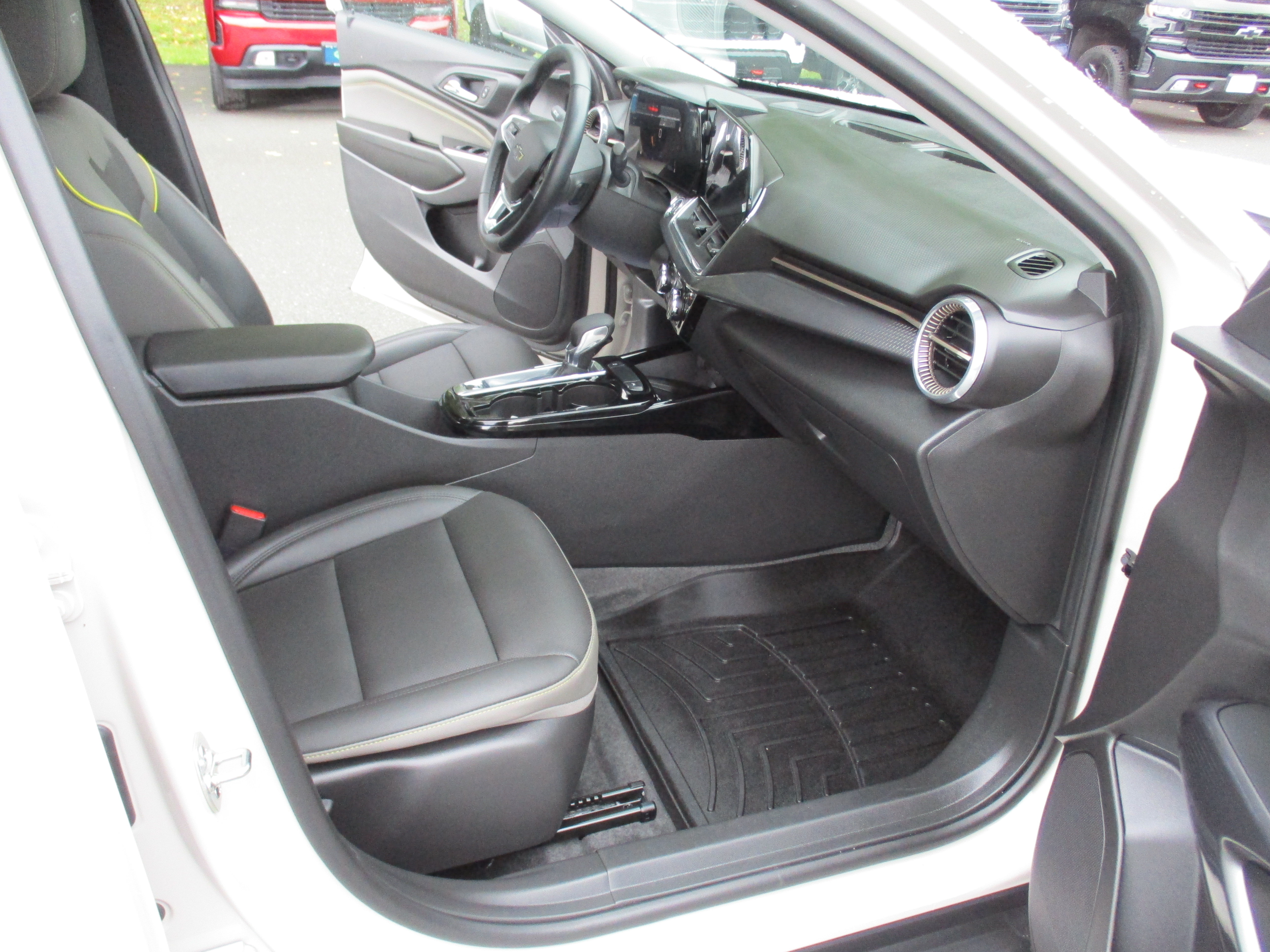 Used 2026 Chevrolet Trax ACTIV w/ Sunroof Package FWD image 16