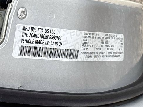 Used 2023 Chrysler Pacifica Touring-L FWD image 32