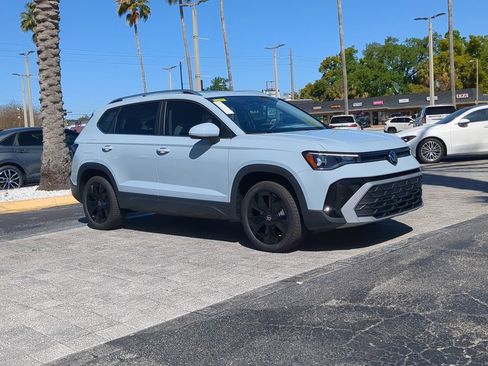 New 2026 Volkswagen Taos SE FWD image 2