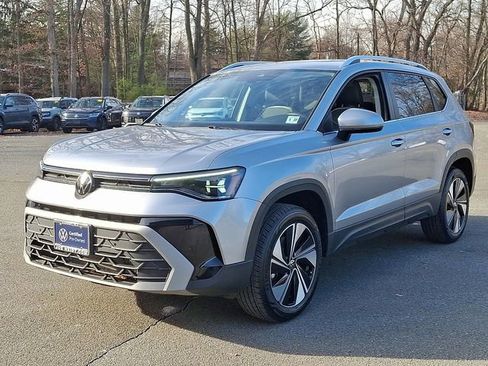 Certified 2025 Volkswagen Taos SE w/ Panoramic Sunroof Package image 5