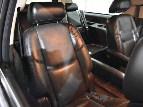 Used 2010 Cadillac Escalade ESV Premium AWD/4WD image 19