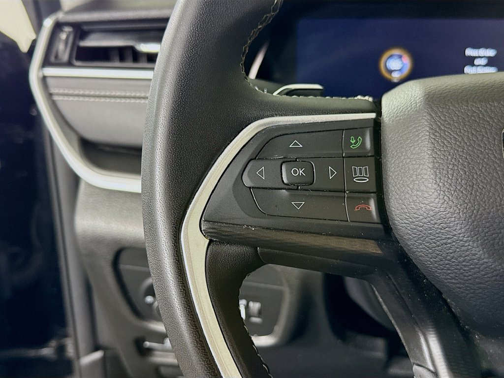 Used 2023 Jeep Grand Cherokee Laredo AWD/4WD image 19