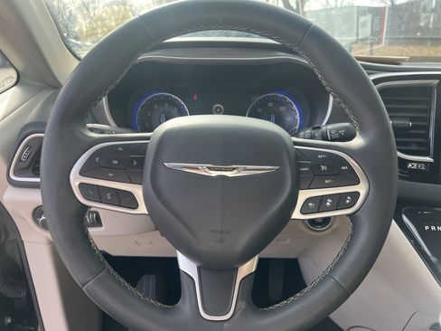 Used 2023 Chrysler Pacifica Touring-L image 17