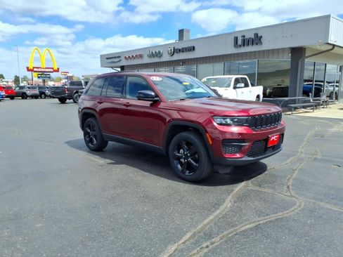 Used 2023 Jeep Grand Cherokee Altitude AWD/4WD image 9