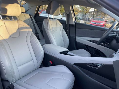 Used 2025 Hyundai Elantra Limited image 33