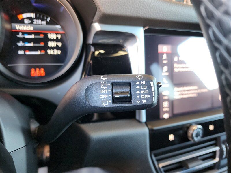 Used 2022 Porsche Macan AWD/4WD image 37