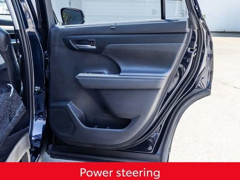 Used 2023 Toyota Highlander XLE AWD/4WD image 18