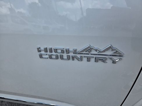 Used 2023 Chevrolet Traverse High Country FWD image 4