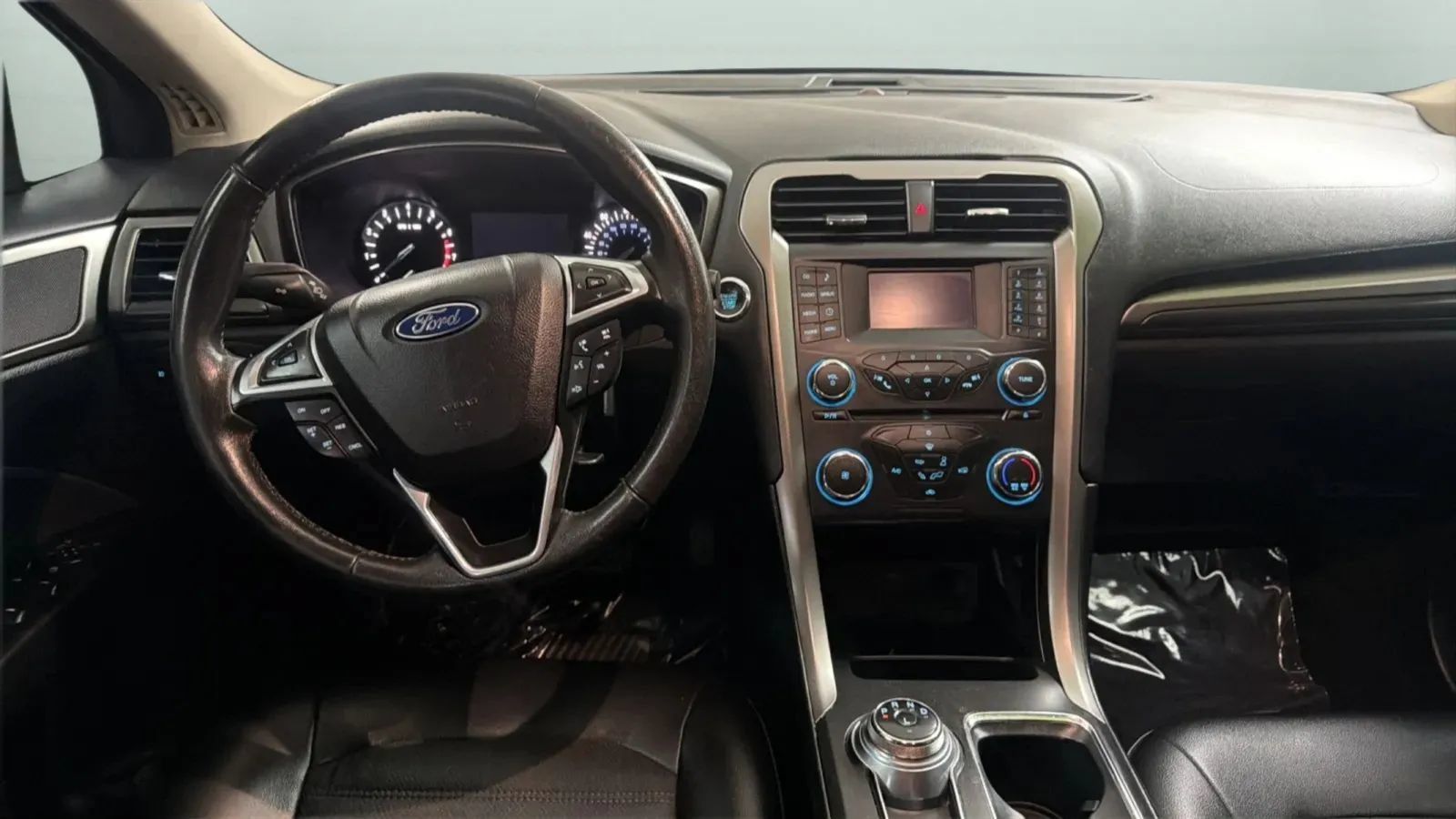 Used 2017 Ford Fusion SE w/ Equipment Group 201A FWD image 10