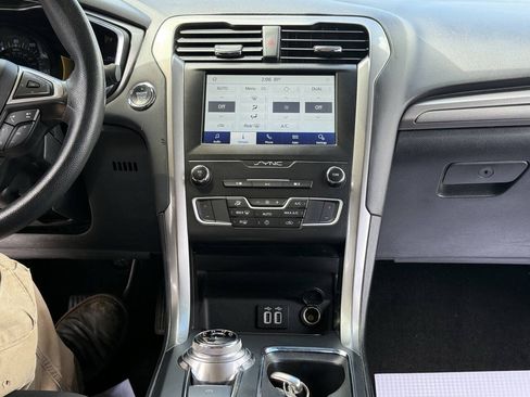 Used 2020 Ford Fusion SE FWD image 11