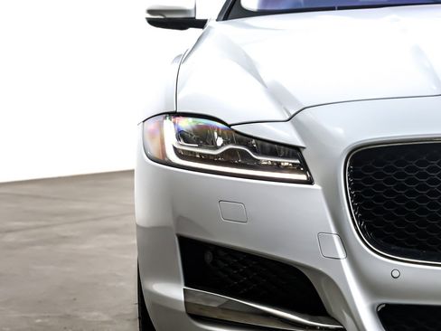 Used 2017 Jaguar XF Premium image 14