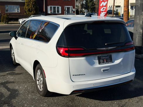 Used 2023 Chrysler Pacifica Touring-L image 13