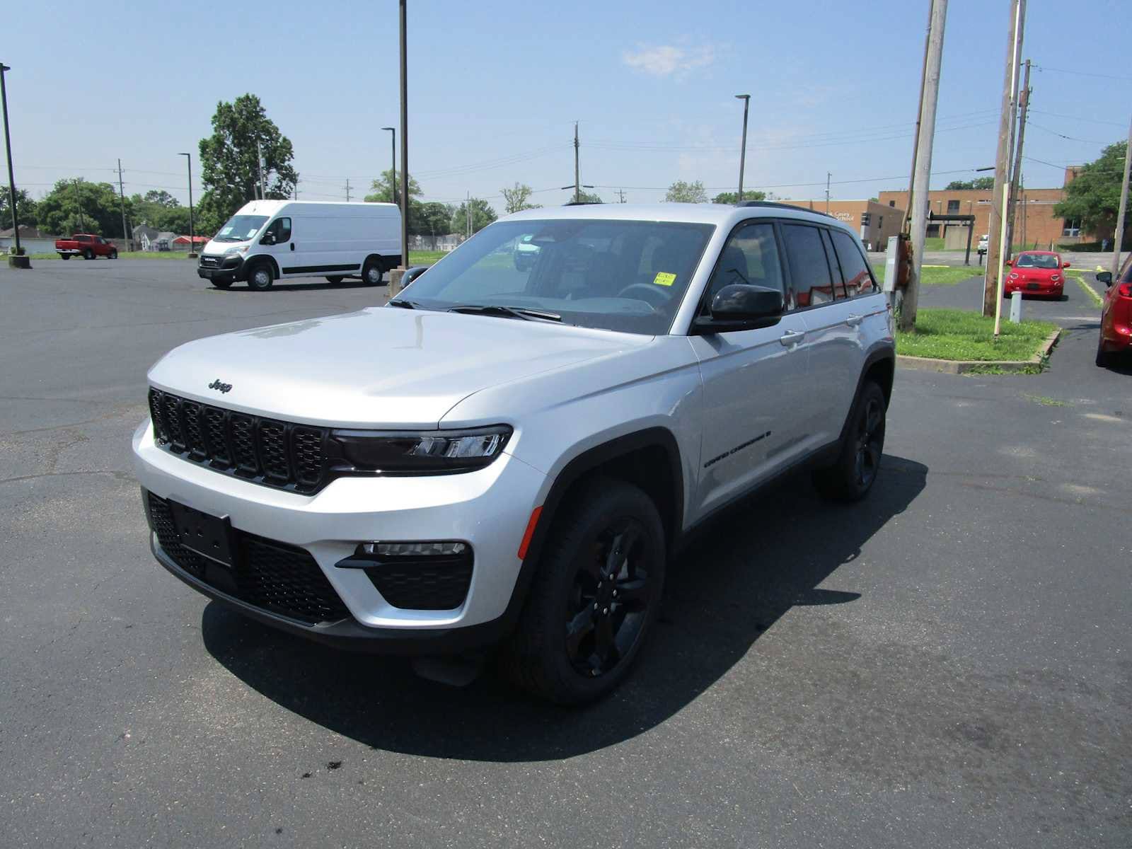 Used 2025 Jeep Grand Cherokee Limited w/ Black Appearance Package AWD/4WD image 3