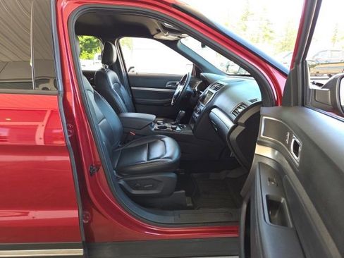 Used 2019 Ford Explorer XLT w/ Equipment Group 202A AWD/4WD image 39