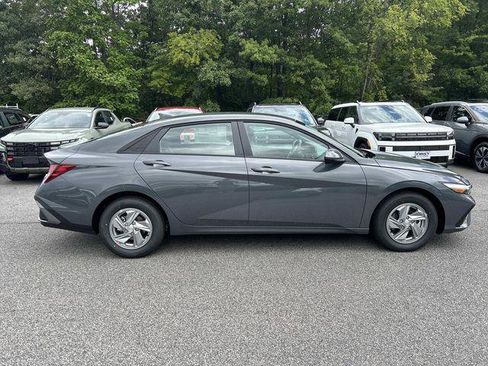 New 2026 Hyundai Elantra SE FWD image 2