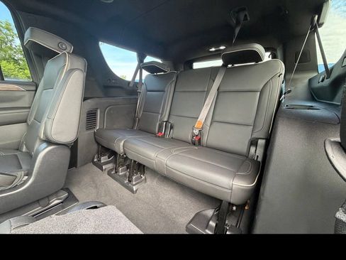 Used 2021 Chevrolet Suburban Premier AWD/4WD image 16