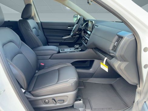 New 2025 Nissan Pathfinder SL image 30