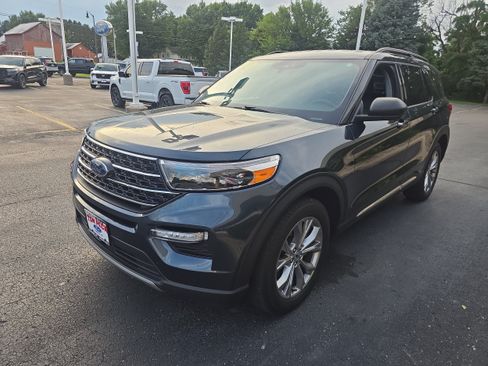 Used 2024 Ford Explorer XLT w/ Equipment Group 202A AWD/4WD image 4