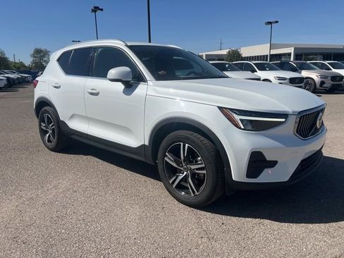 Used 2025 Volvo XC40 B5 Core image 1