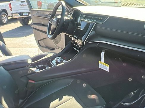 New 2025 Jeep Grand Cherokee Altitude image 11