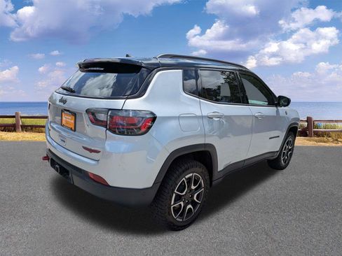 Certified 2025 Jeep Compass Trailhawk w/ Trailhawk Elite Group AWD/4WD image 8