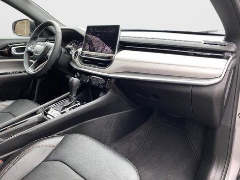 Used 2023 Jeep Compass Limited image 39