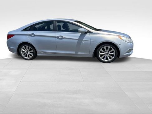 Used 2013 Hyundai Sonata SE FWD image 2