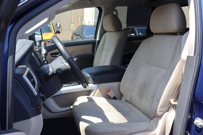 Used 2017 Nissan Titan SV AWD/4WD image 18